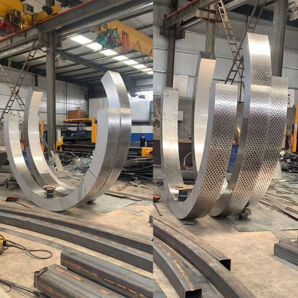 不銹鋼雕塑是因為哪些優(yōu)點(diǎn)被應(yīng)用的呢？