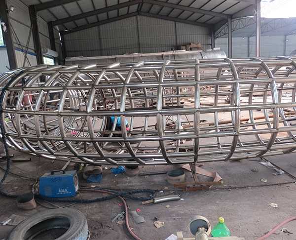 我們和不銹鋼雕塑廠家怎樣進(jìn)行雕塑的溝通制作呢？