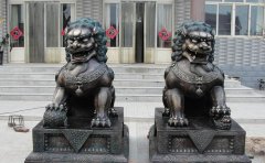 銅獅子雕塑應(yīng)該怎樣擺放？